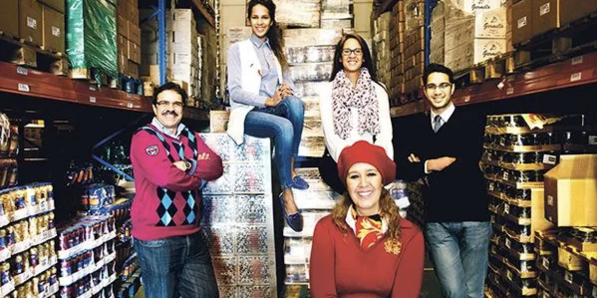 Une famille marocaine à Bruxelles, illustrant les différentes générations et l'évolution de l'immigration au fil des années. Une belle représentation des liens familiaux et des changements sociaux.