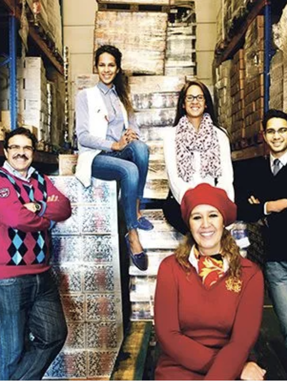 Une famille marocaine à Bruxelles, illustrant les différentes générations et l'évolution de l'immigration au fil des années. Une belle représentation des liens familiaux et des changements sociaux.