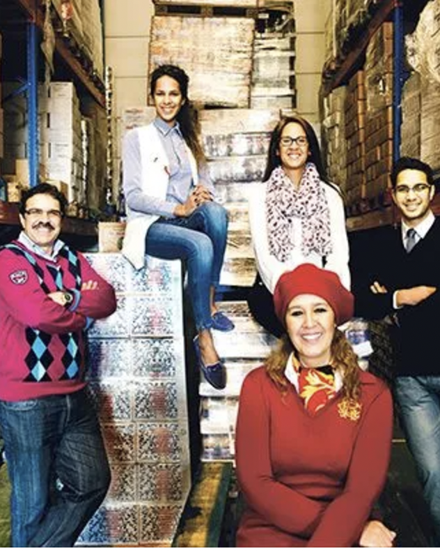 Une famille marocaine à Bruxelles, illustrant les différentes générations et l'évolution de l'immigration au fil des années. Une belle représentation des liens familiaux et des changements sociaux.