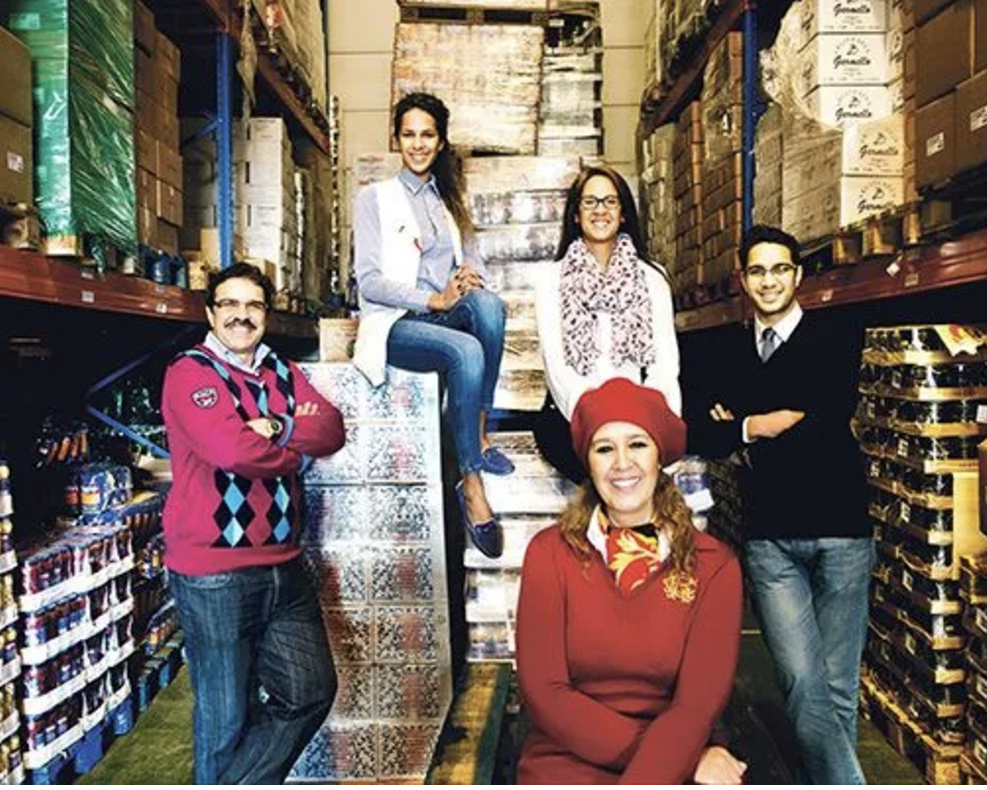 Une famille marocaine à Bruxelles, illustrant les différentes générations et l'évolution de l'immigration au fil des années. Une belle représentation des liens familiaux et des changements sociaux.